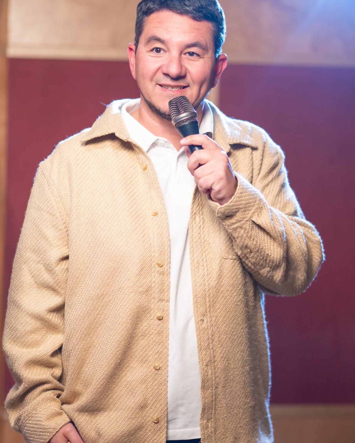 Markus Warscher mit Mikrofon bei einer Moderation.